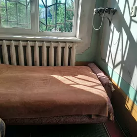 кровать