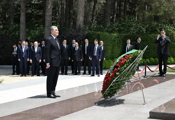 Гурбангулы Бердымухамедов почтил память Гейдара Алиева и национальных героев Азербайджана