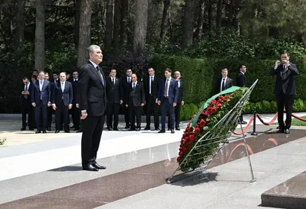 Гурбангулы Бердымухамедов почтил память Гейдара Алиева и национальных героев Азербайджана