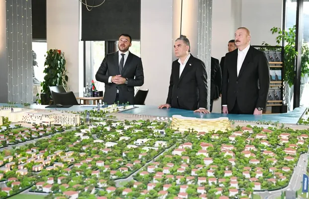 Gurbanguly Berdimuhamedow Azerbaýjanda “Sea Breeze” dynç alyş toplumyna baryp gördi
