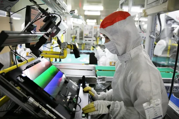 Galaxy S26 Ultra täze ultra-inçe CoE OLED displeýine eýe bolar