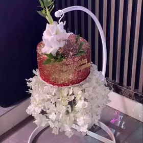 Tort goyulyan stol