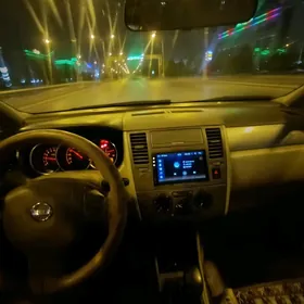 Nissan Tiida 2005