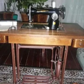 Швейная ножная машинка