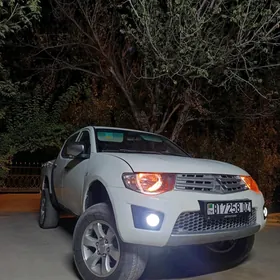Mitsubishi L200 2010