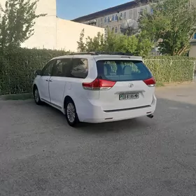 Toyota Sienna 2010
