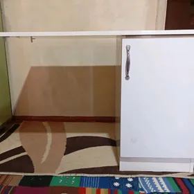 Шкаф и стол