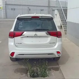 Mitsubishi Outlander 2023