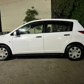 Nissan Tiida 2011
