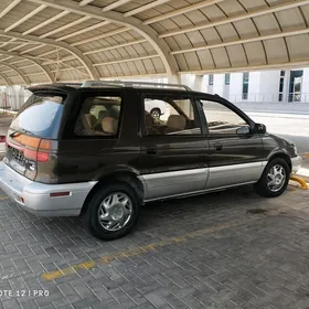Mitsubishi Chariot 1994