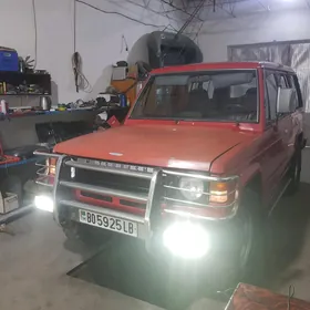 Mitsubishi Pajero 1990