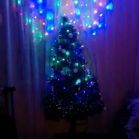 Елка с игрушками