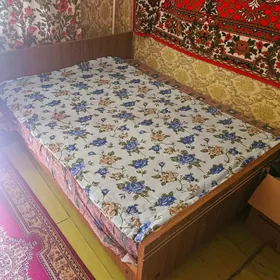 Кровать