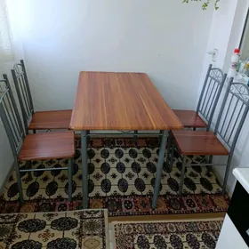 стол и стулья