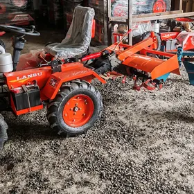 kiçi ýer sürýän traktor