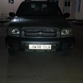 Nissan Pathfinder 2000