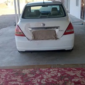 Nissan Tiida 2005