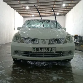 Nissan Tiida 2005