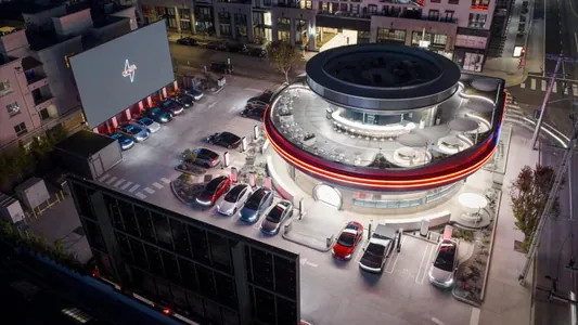 Los-Anjelesde zarýad stansiýasy we retro-garbanyşhana bilen dünýäde ilkinji Tesla Diner toplumy açyldy