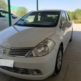 Nissan Tiida 2011