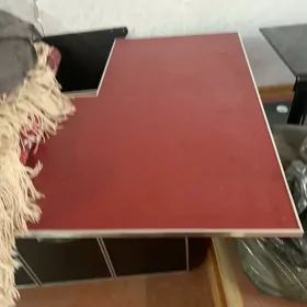 Yazuw stoly we şkaf