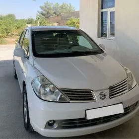 Nissan Tiida 2011