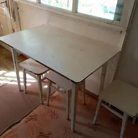 Стол со стульями
