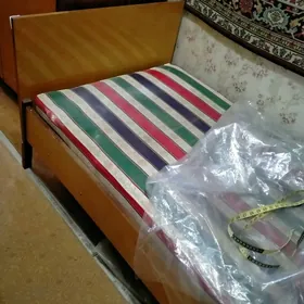 кровать