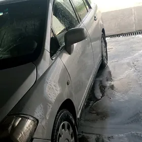 Nissan Tiida 2005