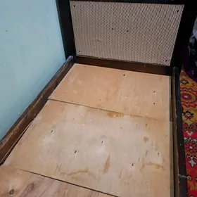 кровать