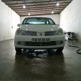 Nissan Tiida 2005