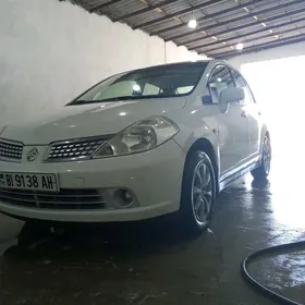 Nissan Tiida 2005