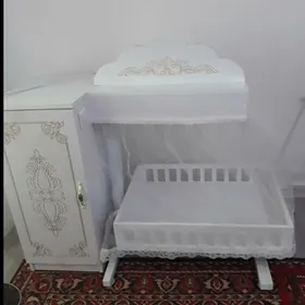 özi üwreýän sallançak