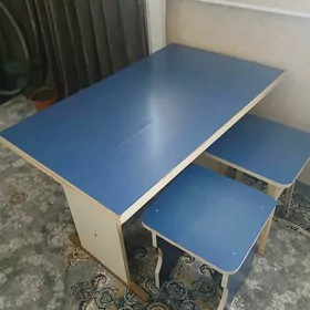 стол и стулья
