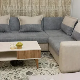 Диван кровать и стол