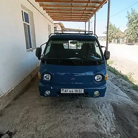 Hyundai H-1 2002
