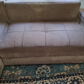 ugulny divan
