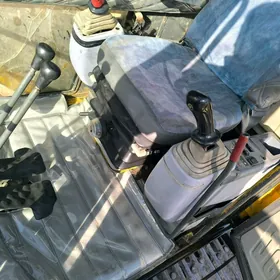 JCB Polemaster Plus 2003