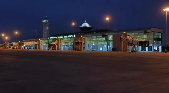 Gurbanguly Berdimuhamedow Türkmenbaşy Halkara howa menzilinde döredilen şertler bilen tanyşdy