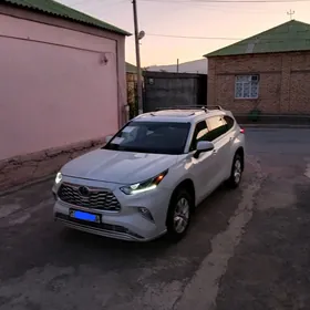Toyota Highlander 2021