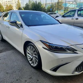 Lexus ES 2019