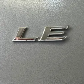 camry le emblema