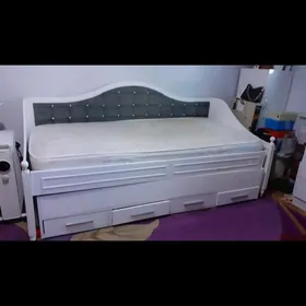 Кровать