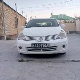 Nissan Tiida 2011