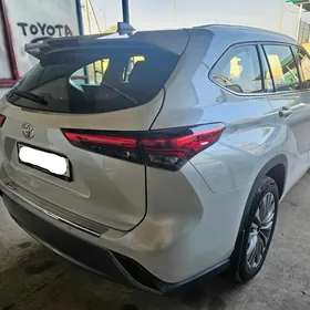 Toyota Highlander 2021