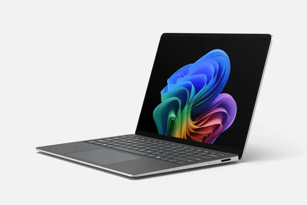 Microsoft-yň Surface Laptop 5G noutbugy sekuntda 40+ trillion amaly ýerine ýetirýän NPU-ny aldy