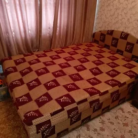 Кровать