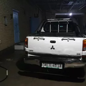 Mitsubishi L200 2012