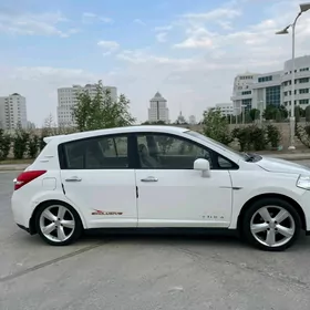 Nissan Tiida 2009