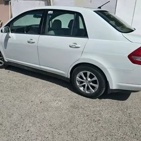 Nissan Tiida 2005